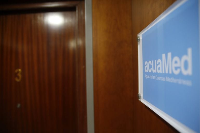 Los delegados de Acuamed en Murcia y Valencia, J.M.G. y P.M.M., respectivamente, figuran entre la decena de detenidos por la Guardia Civil en una operación contra el fraude en contratos de esta empresa pública, dependiente del Ministerio de Agricultura y 