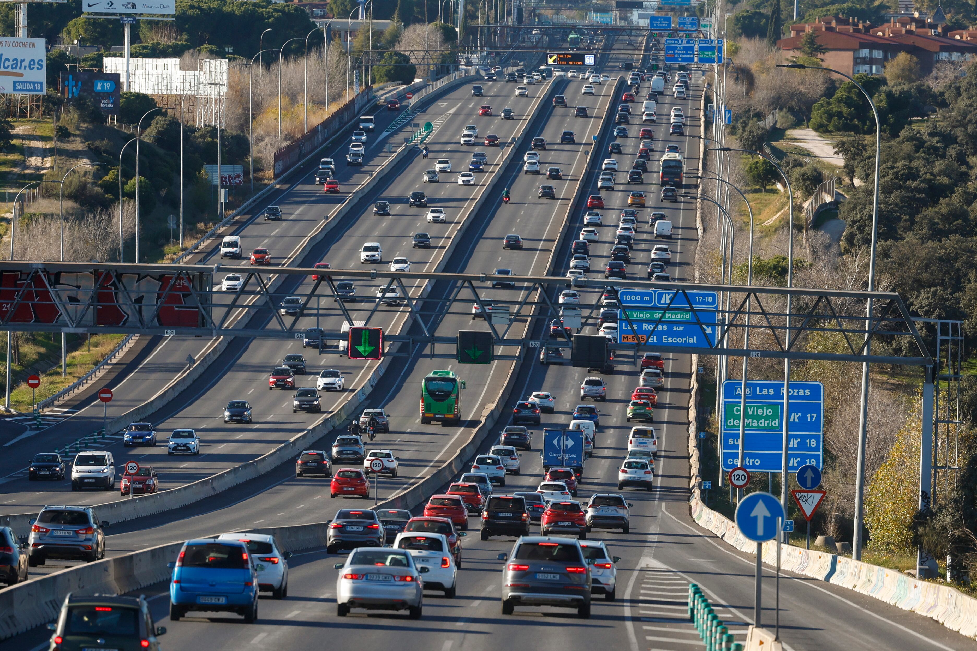 Aspecto del tráfico en la A-6 a la altura de Las Rozas durante la operación salida de la DGT.