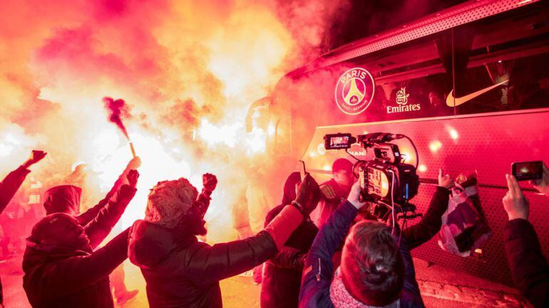 Ultras del PSG reciben al equipo francés en las puertas de su hotel.