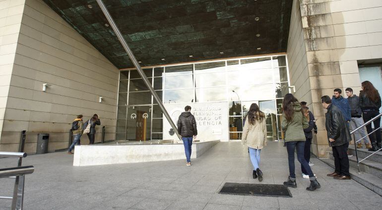 Entrada del Tanatorio de Valencia donde se encuentra instalada la capilla ardiente de la senadora y exalcaldesa de Valencia, Rita Barberá, 