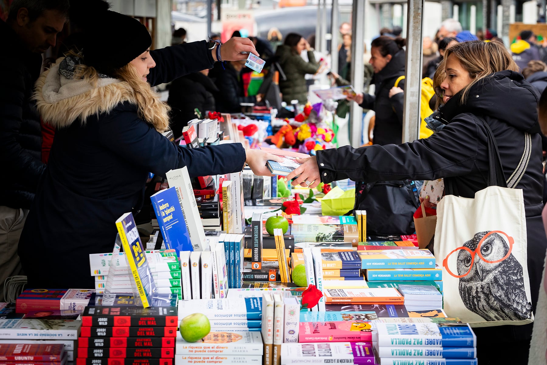 La Fira de Sant Jordi instal·lada a la plaça del Poble d'Andorra la Vella