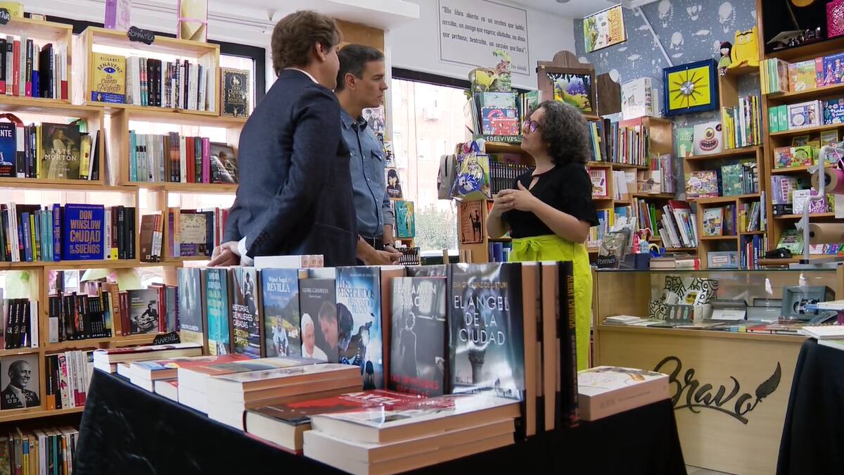 El presidente del Gobierno celebra el día del libro en una librería fuenlabreña