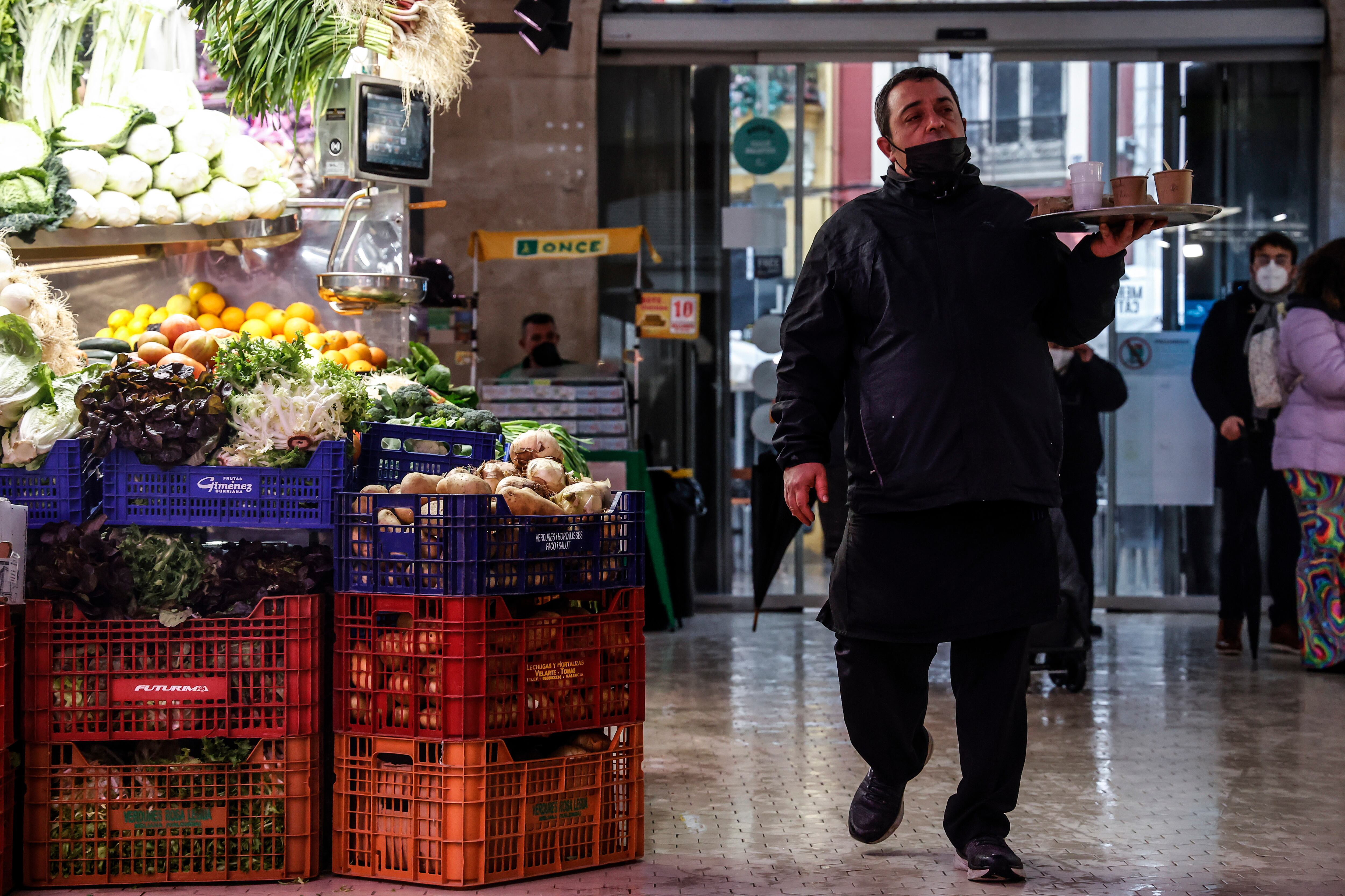 Un camarero en el Mercado Central de València