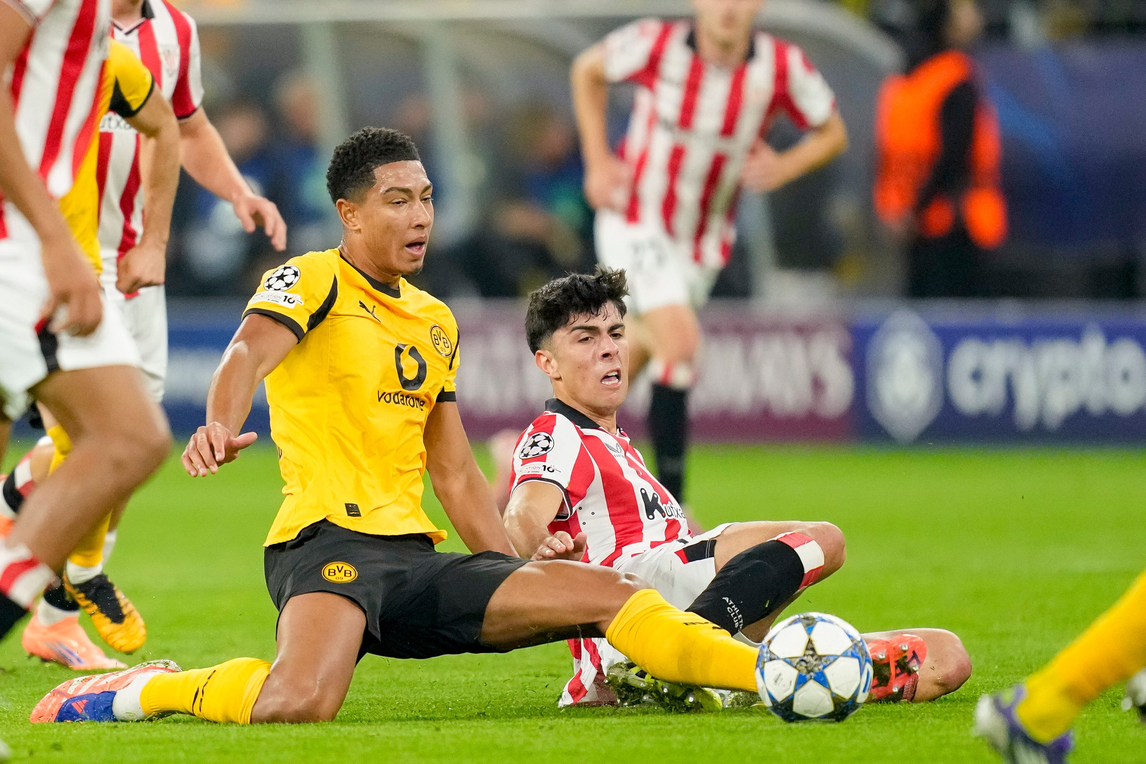 Rego pelea un balón en Dortmund