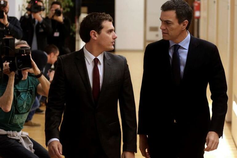 Albert Rivera y Pedro Sánchez, en los pasillos del Congreso el día que mantuvieron la primera reunión