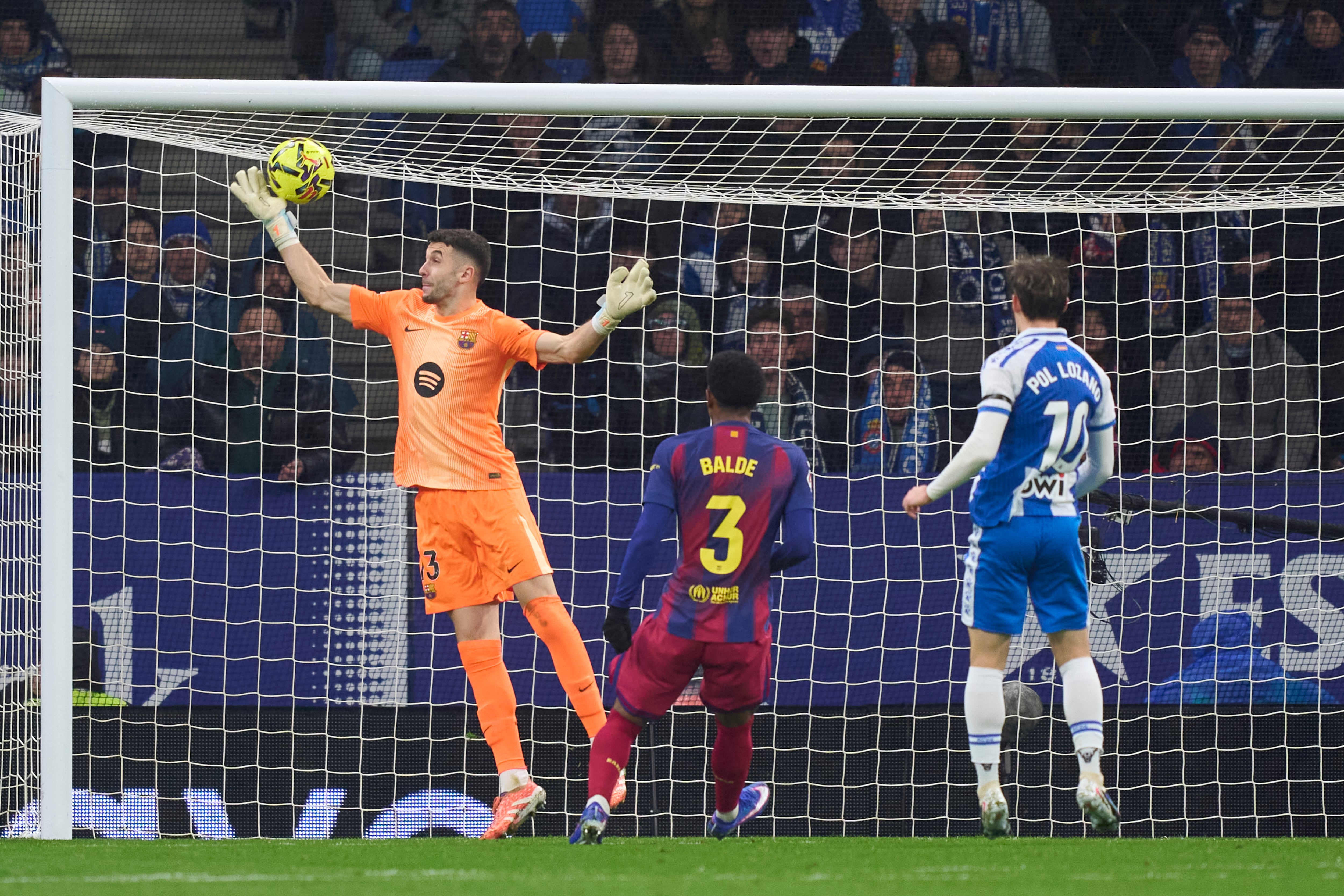 Joan García evita un gol en el Espanyol - FC Barcelona de esta misma temporada