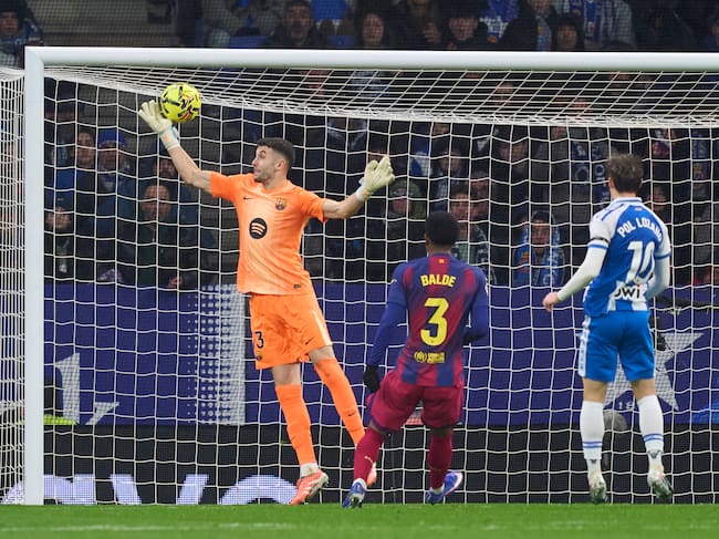 Joan García evita un gol en el Espanyol - FC Barcelona de esta misma temporada