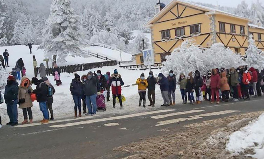 Las personas evacuadas en Navacerrada.