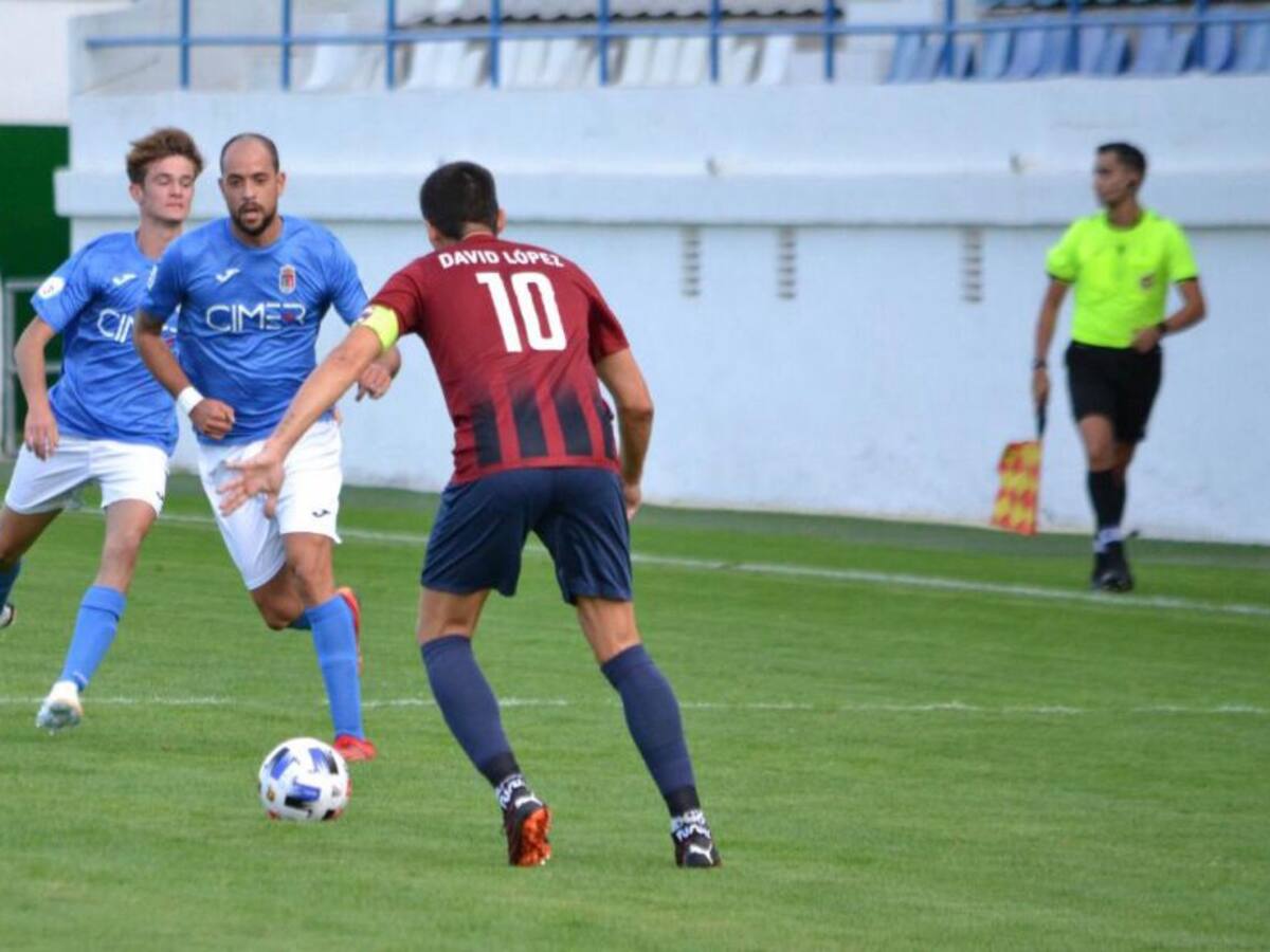David López, capitán del Eldense, dribla al quirófano