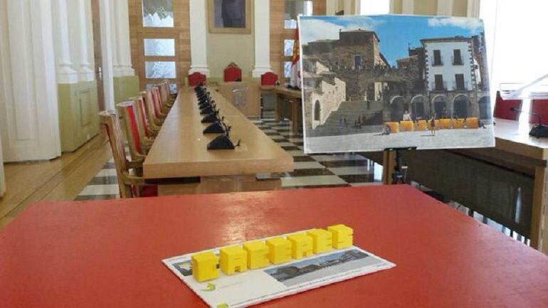 Maqueta y recreación del icono en 3D de Cáceres que se instalará en la Plaza Mayo