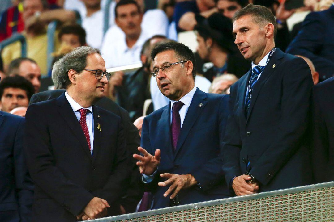 El presidente del FC Barcelona, Josep Maria Bartomeu,habla con el presidente de la Generalitat, Quim Torra. 