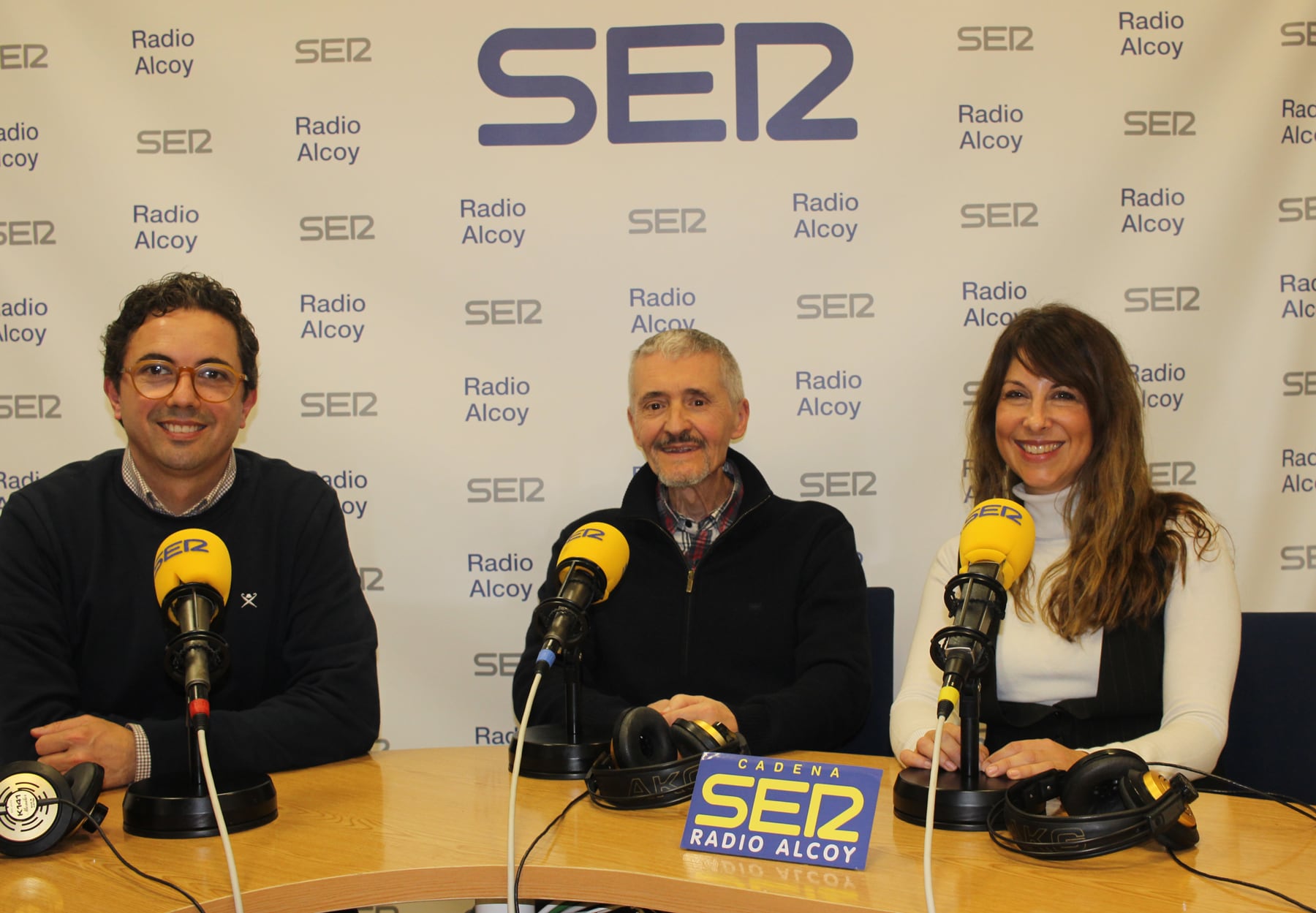 Valerià Torregrosa, Javier Mengual i Yaiza de la Puente, en l'estudi central de Radio Alcoy