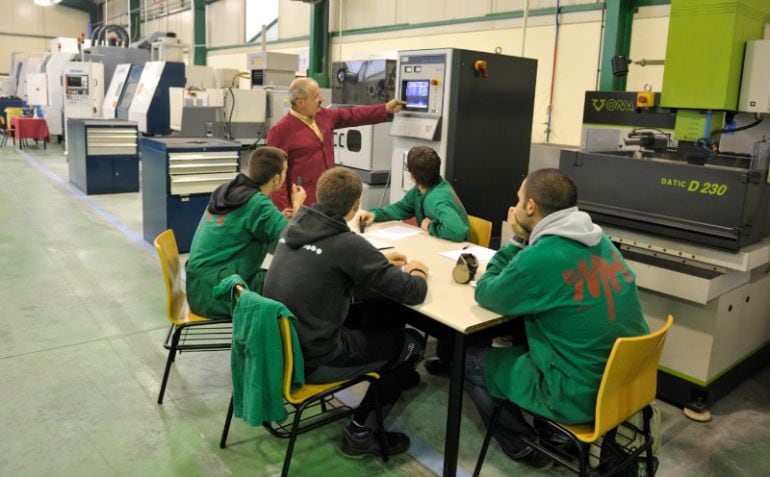 Un grupo de alumnos recibe una clase práctica en un centro de FP