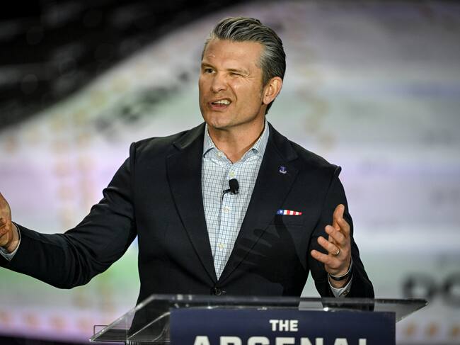 El secretario de Guerra de Estados Unidos, Pete Hegseth, habla durante una comparecencia en Louisville