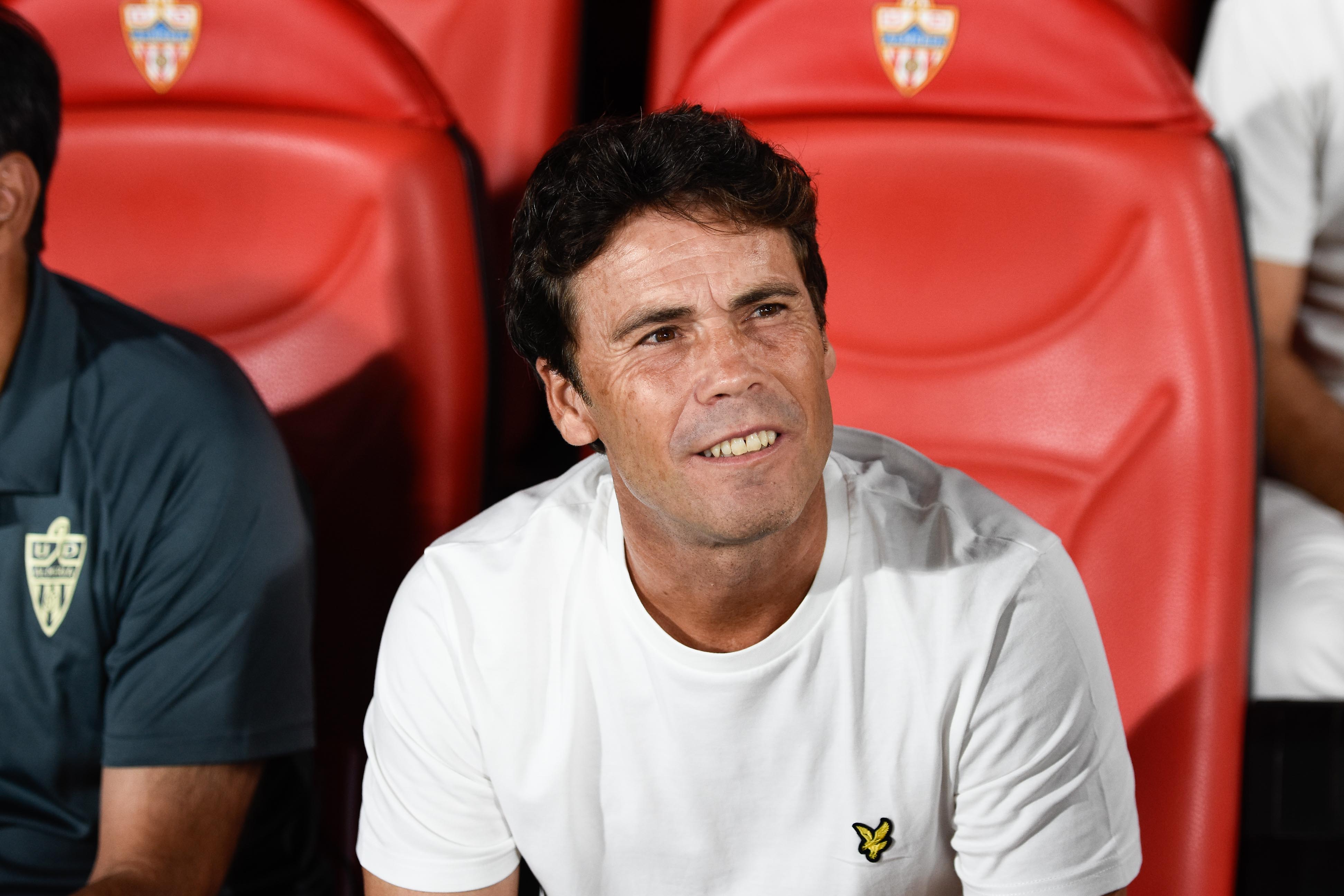 El entrenador del Almería en el banquillo del Estadio Mediterráneo.