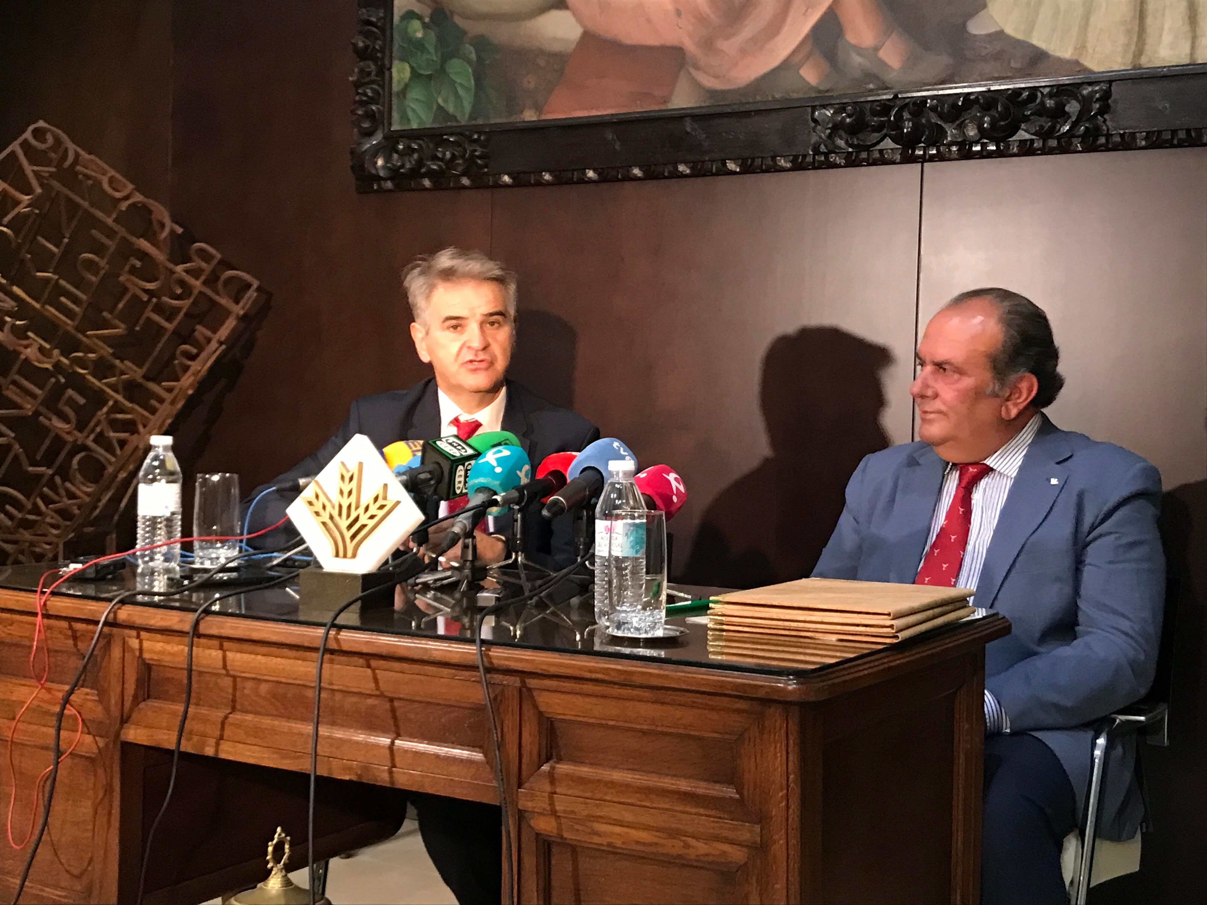 El director gerente del SES, Ceciliano Franco, y el presidente de Caja Rural de Extremadura, Urbano Caballo