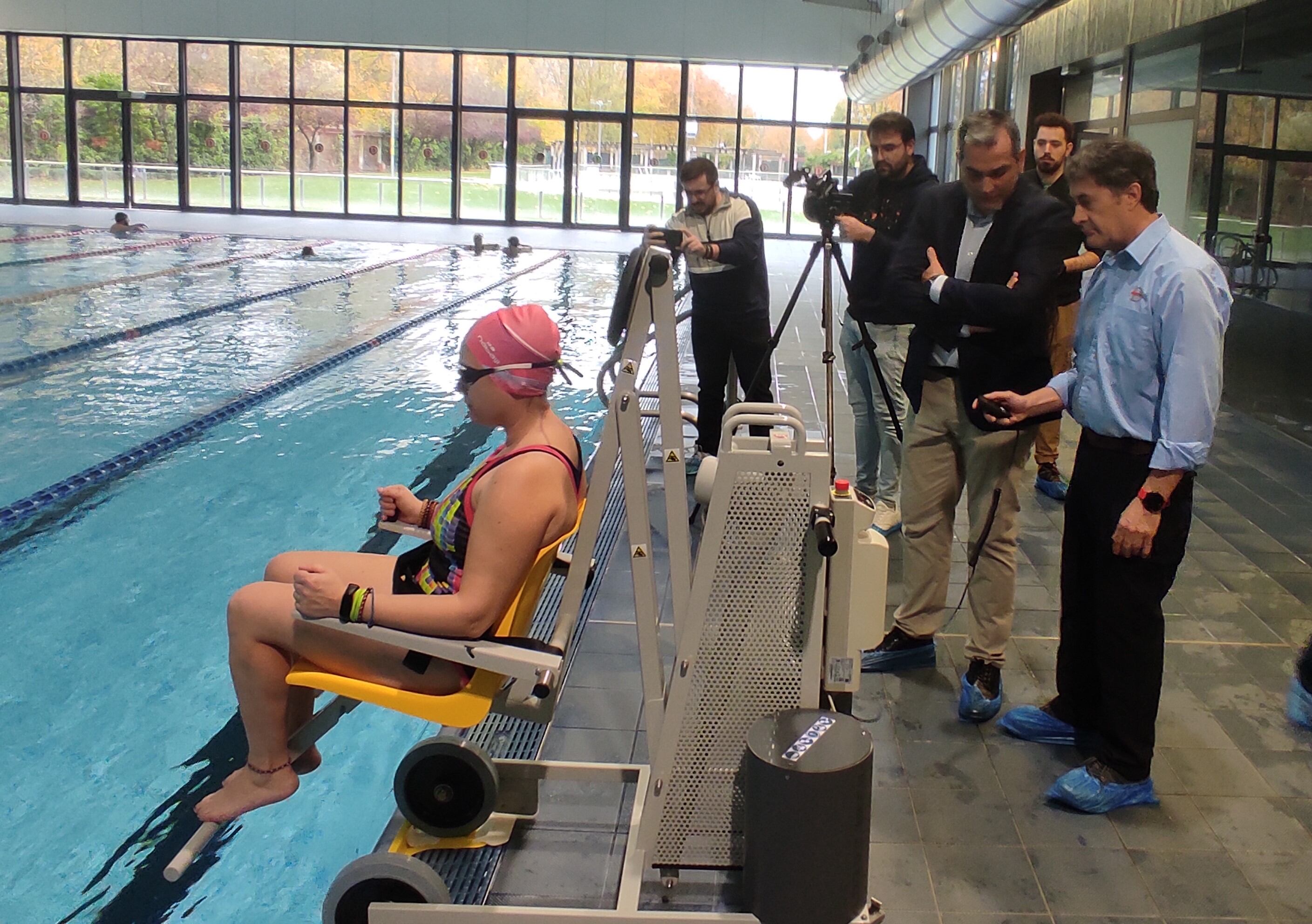 El Ayuntamiento de Burgos ha adquirido tres sillas articuladas para personas con movilidad reducida, destinadas a las piscinas de El Plantío, San Amaro y Capiscol. Leví Moreno, concejal de Deportes, asistiendo al funcionamiento de la silla existente en San Amaro. / Foto: Radio Castilla