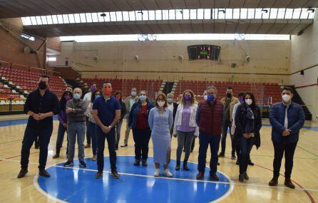 Javier Perales posa con la nueva ejecutiva del PSOE de Linares