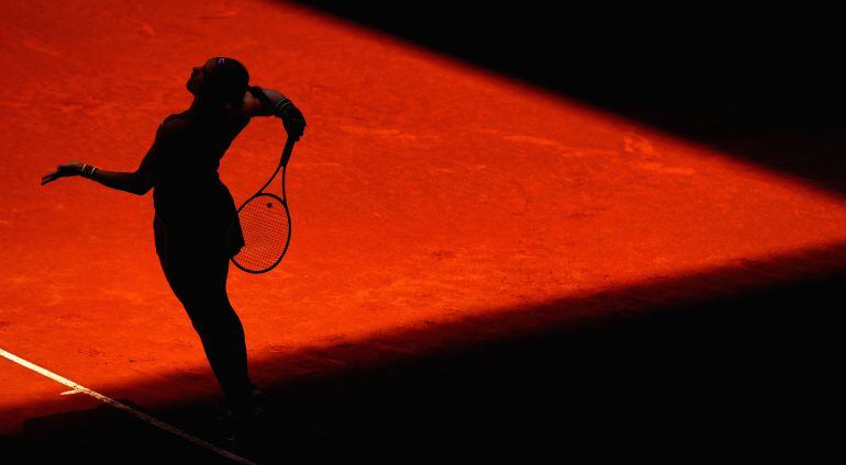 Tenista realiza un saque.