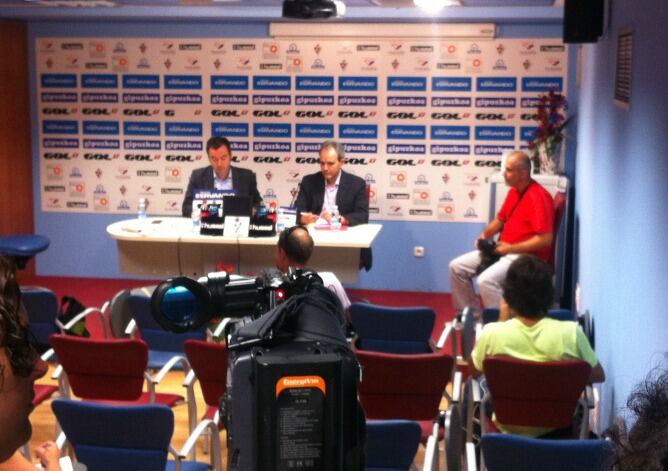 Alex Aranzabal comparece ante los medios de comunicación esta mañana en Ipurua.