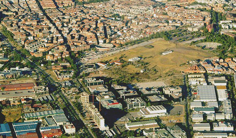 Vista aérea de los terrenos del futuro Parque de La Marina en pleno casco urbano de San Sebastián de los Reyes