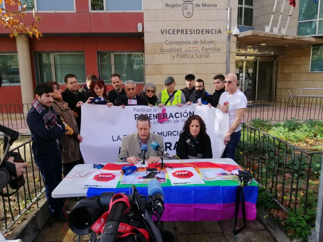 Presentación de la movilización esta mañana frente a la consejería de Isabel Franco