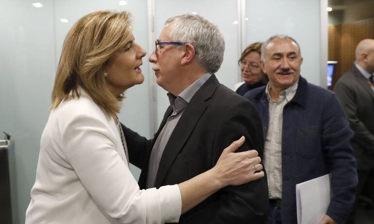 La ministra de Empleo, Fátima Báñez, se despide de los secretarios generales de CC.OO, Ignacio Fernández Toxo, y de UGT, Pepe Álvarez, tras la rueda de prensa ofrecida por ambos después de la reunión 