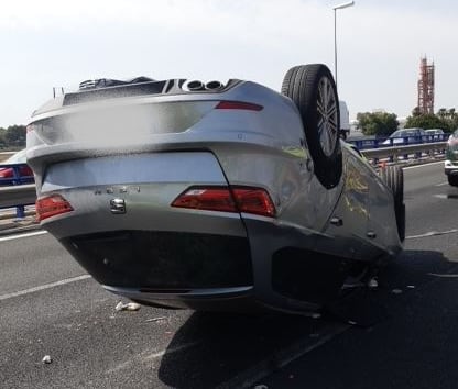 Cuatro heridos al volcar un coche en la autovía A-30 por Espinardo