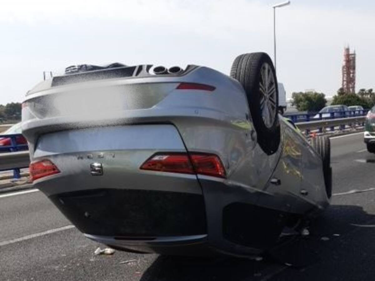 Cuatro heridos al volcar un coche en la autovía A-30 por Espinardo