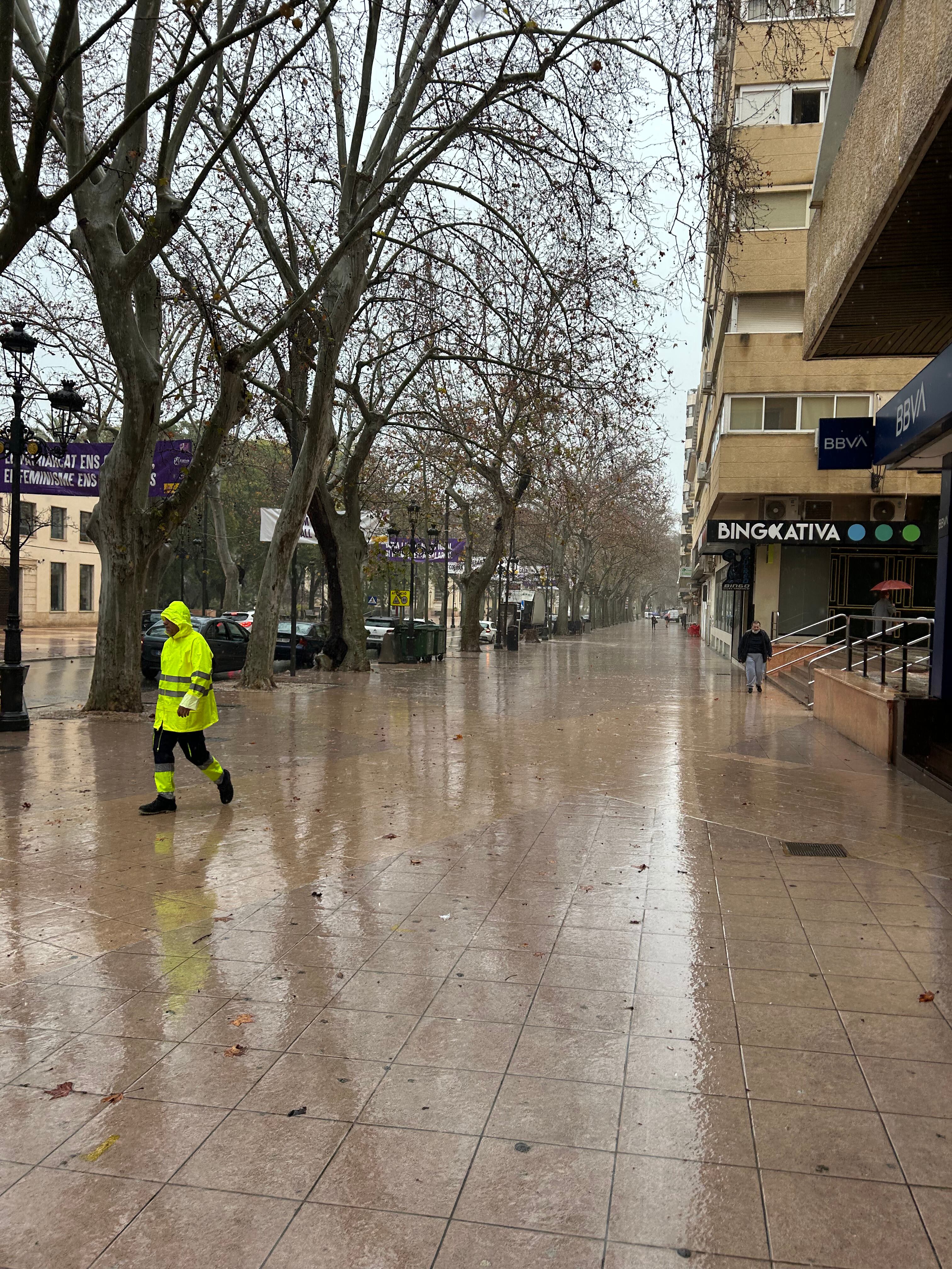 Un trabajador de la limpieza comprueba los colectores en Xàtiva. Fuente: Radio Xàtiva Cadena SER