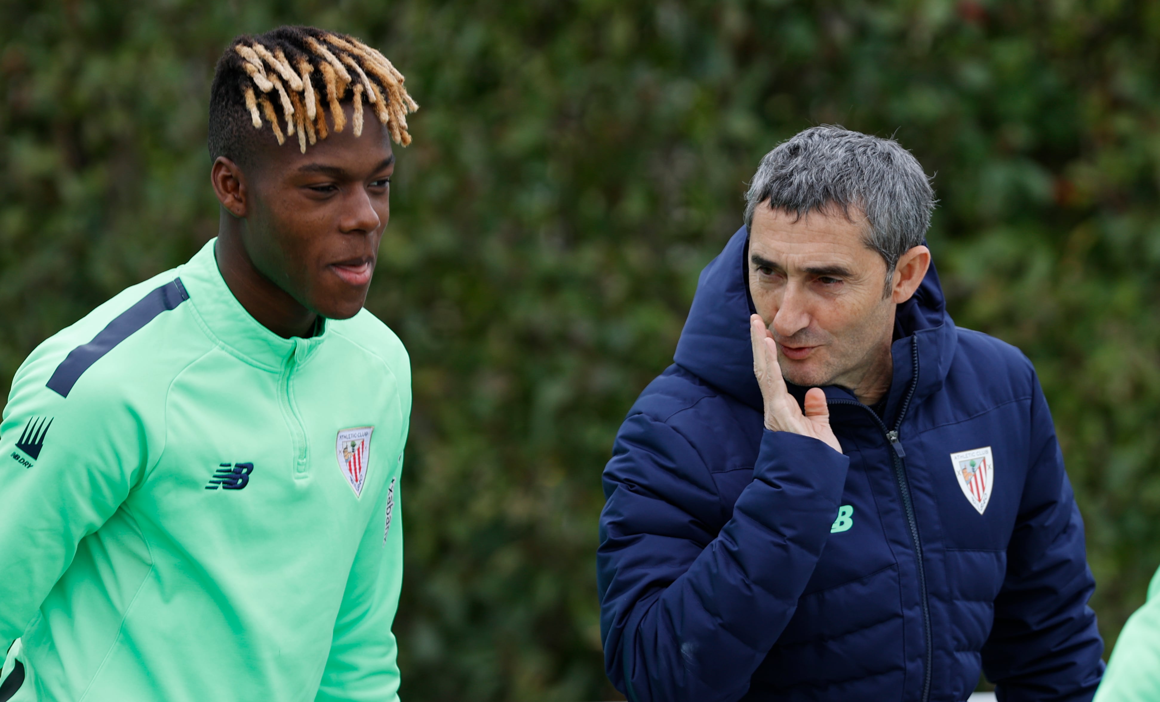 El entrenador del Athletic Club, Ernesto Valverde, junto a Nico Willimas. EFE/Luis Tejido