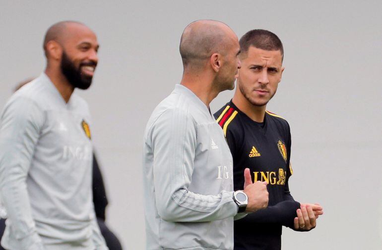 Hazard charla con Roberto Martínez durante un entrenamiento