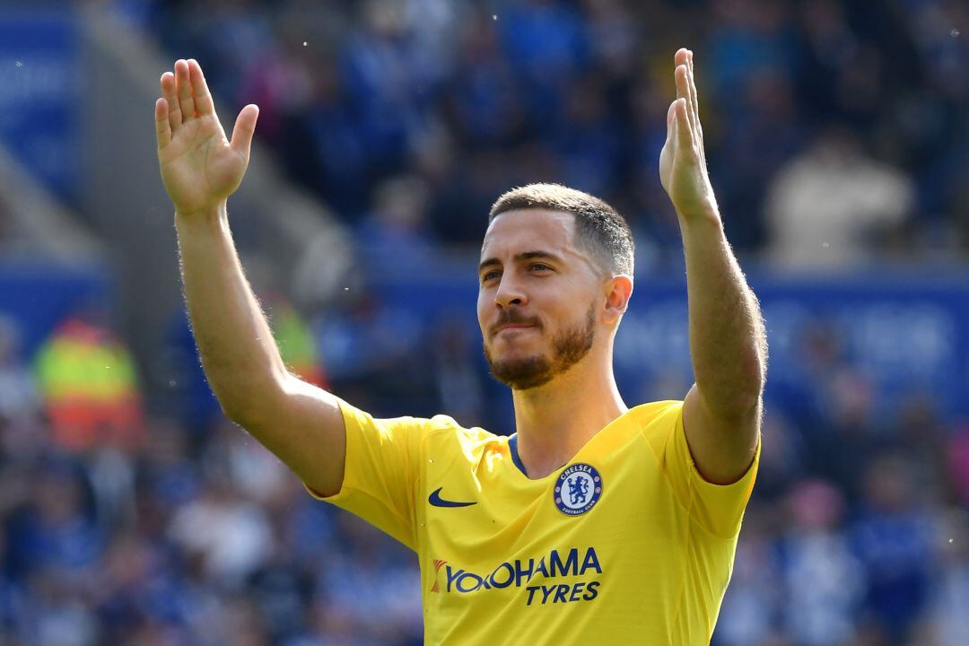 Eden Hazard saludando a la afición en la visita del Chelsea al Leicester