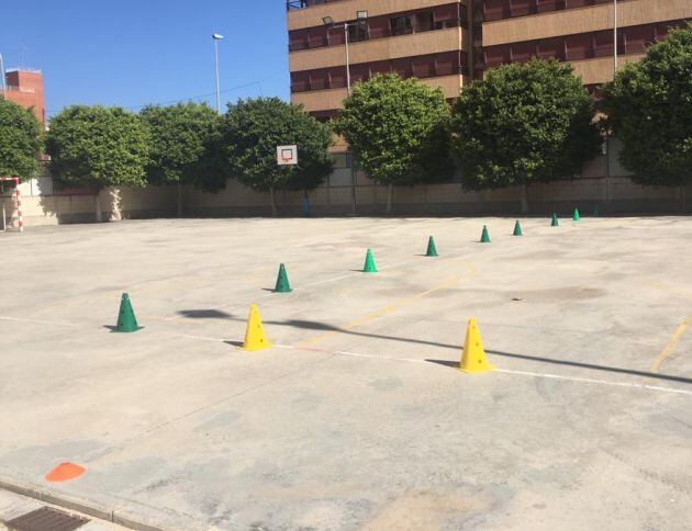 Indicaciones para la correcta circulación de los alumnos en el patio del Colegio Mare Nostrum de València