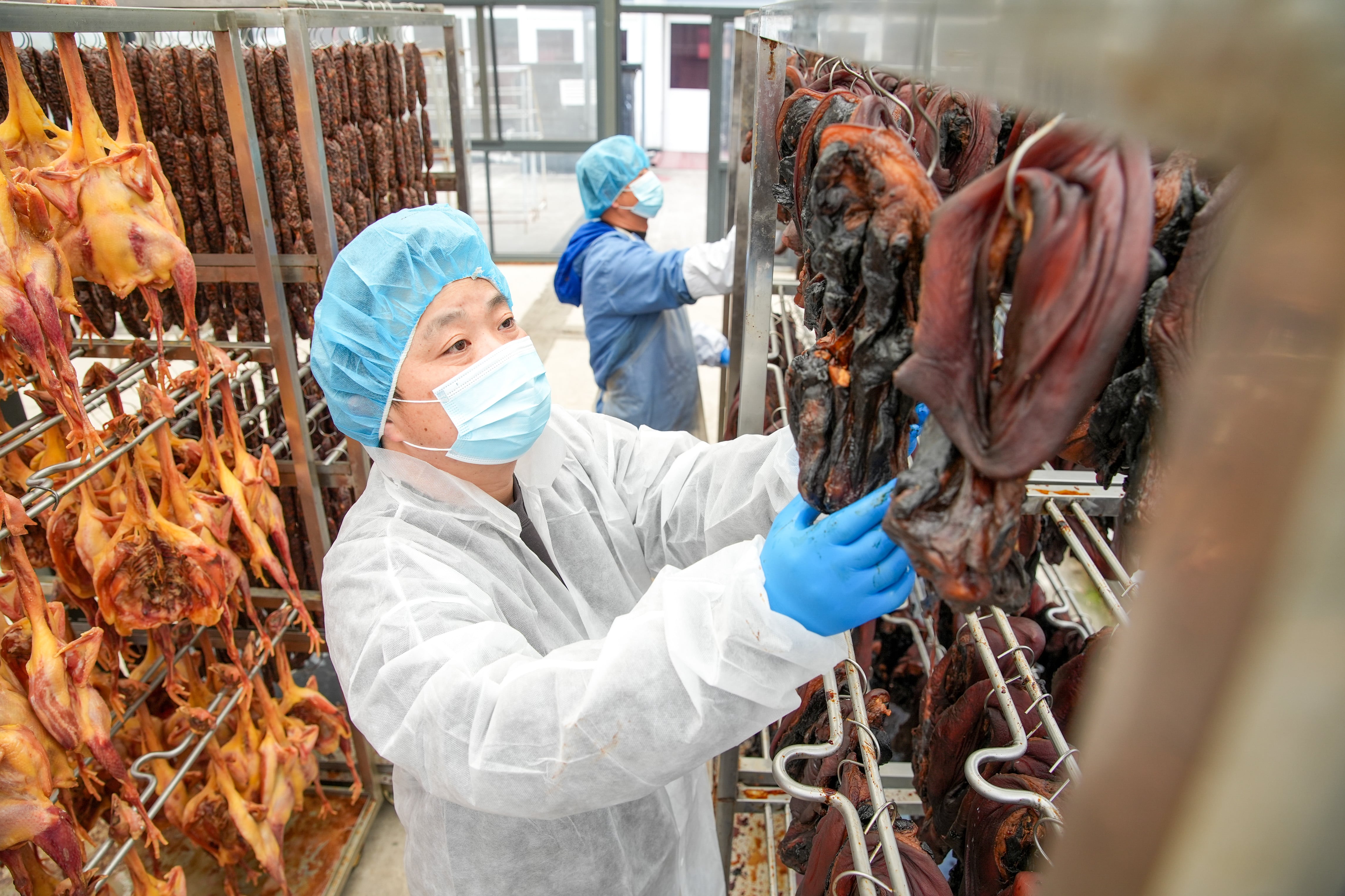 Empleados de una fábrica de tratamiento de productos porcinos en la ciudad china de Huzhou