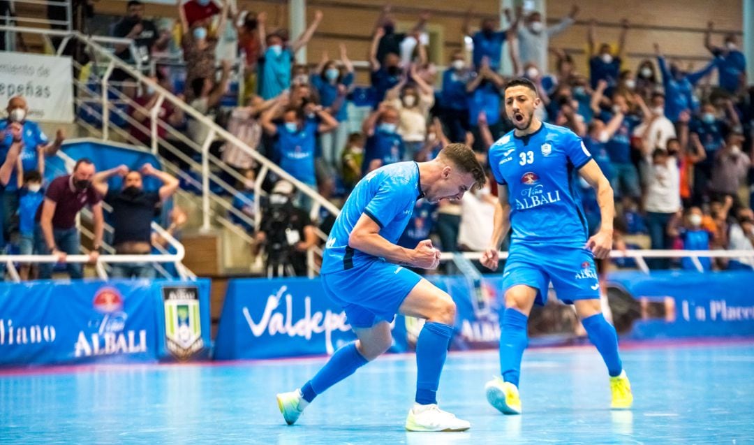 Imagen de la celebración de uno de los goles del Viña Albali Valdepeñas, durante este sábado 