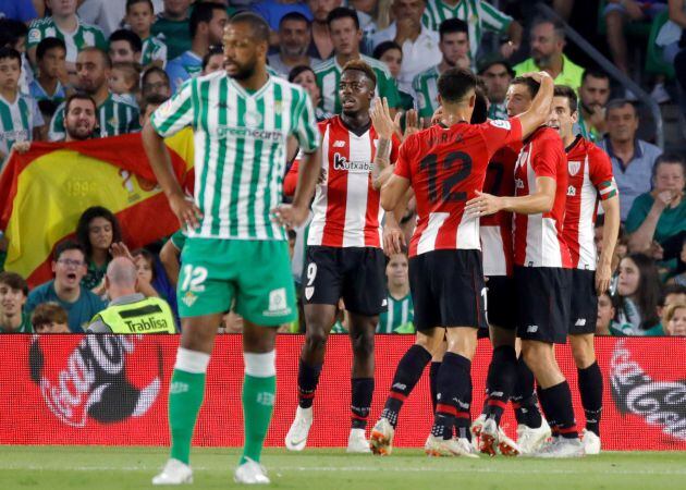 Los jugadores del Athletic Club de Bilbao, celebran su segundo gol, anotado por el centrocampista Raúl García, durante el partido correspondiente a la 5ª jornada de LaLiga Santander que el Real Betis y el Athletic Club de Bilbao, disputan hoy en el estadio Benito Villamarín de Sevilla.