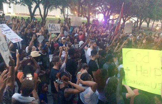 Los manifestantes protestan en contra de las muertes de dos hombres negros por disparos de la Policía de EEUU.