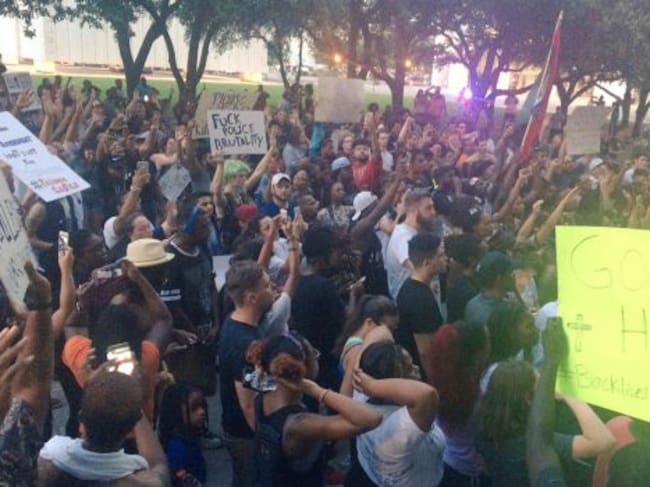 Los manifestantes protestan en contra de las muertes de dos hombres negros por disparos de la Policía de EEUU.