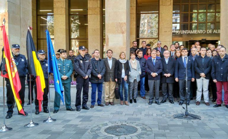 Minuto de silencio a las puertas del ayuntamiento de Albacete