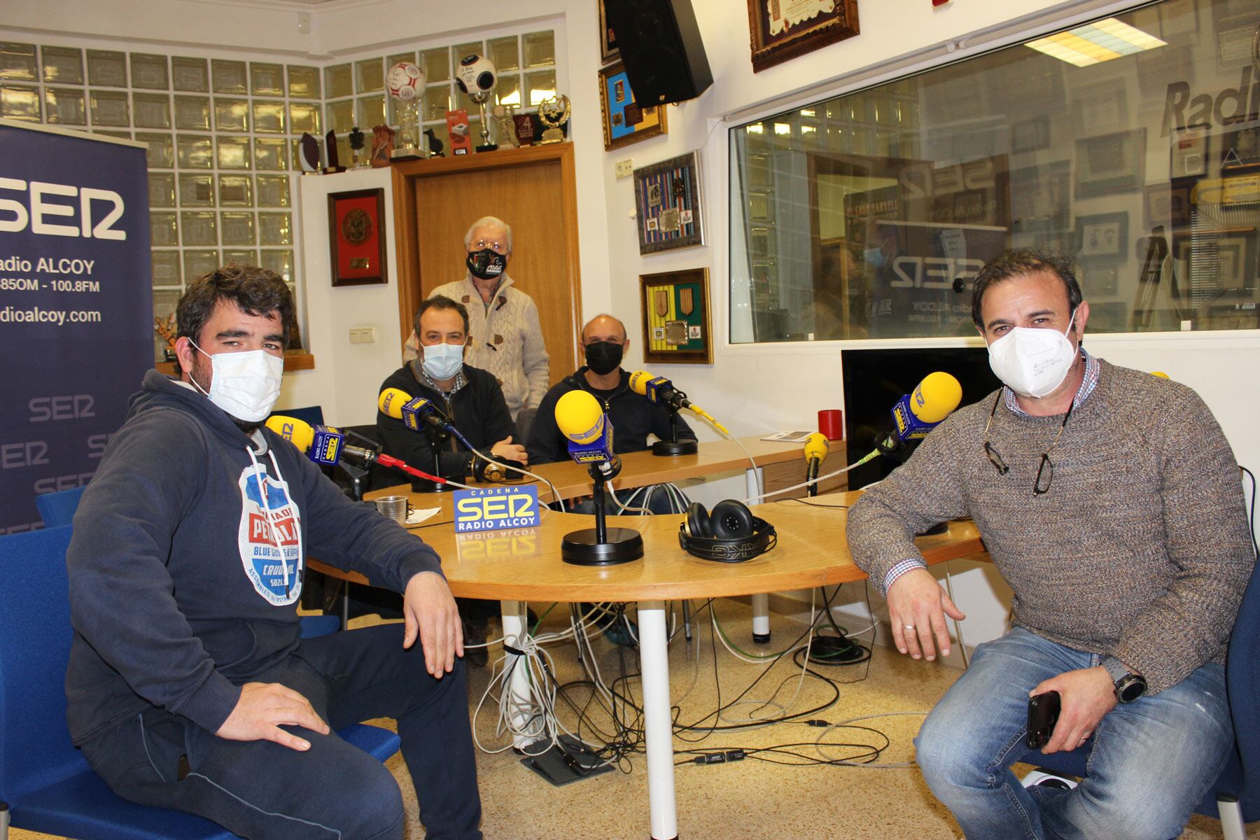 Modesto Moiña, Santhidas Vélez, Roberto Pérez e Isaías Vélez junto a Paco Aznar