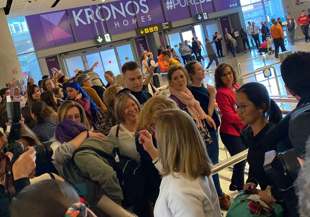 Los estudiantes recibidos por sus padres este miércoles en el Aeropuerto de Málaga