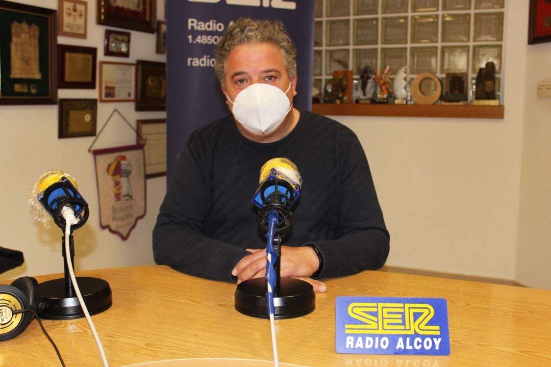 Gabriel Tomás, alcalde de Muro, en los estudios de Radio Alcoy
