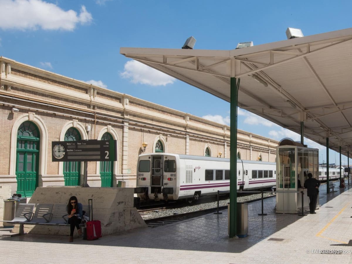 Arroyo estalla contra el Ministerio por el "engaño" ferroviario: la reapertura con Madrid, en el aire