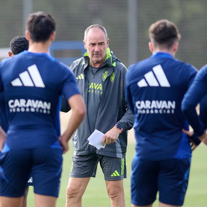 Víctor Fernández, dando instrucciones durante el entrenamiento de esta mañana