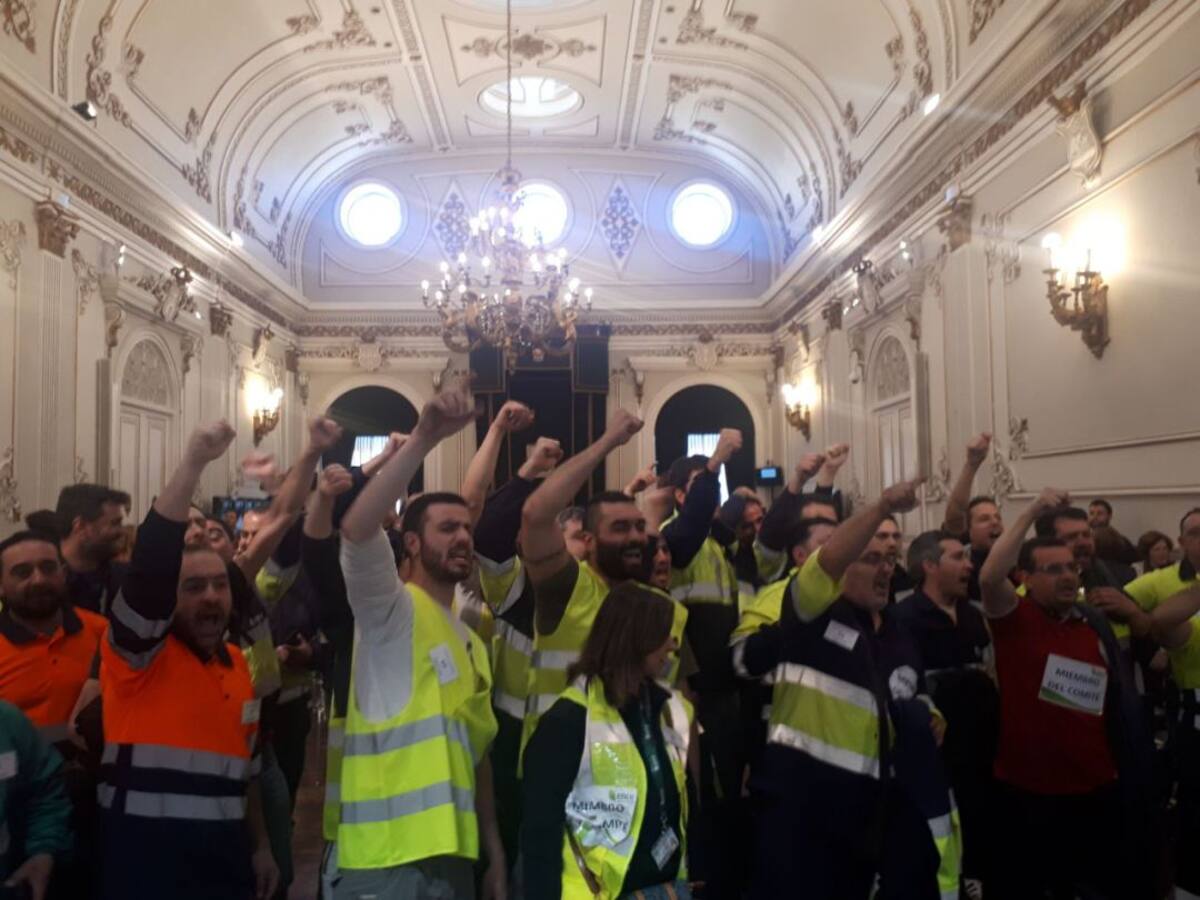 Los trabajadores de Ence revientan el pleno de la Diputación