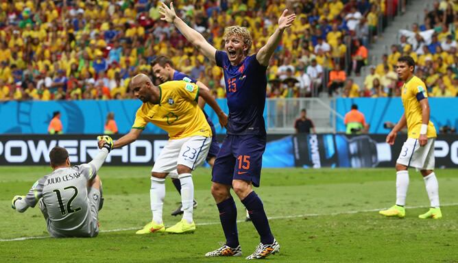 El holandés Dirk Kuyt celebra el tercer gol de su equipo ante Brasil en el partido por el tercer puesto del Mundial de Brasil.