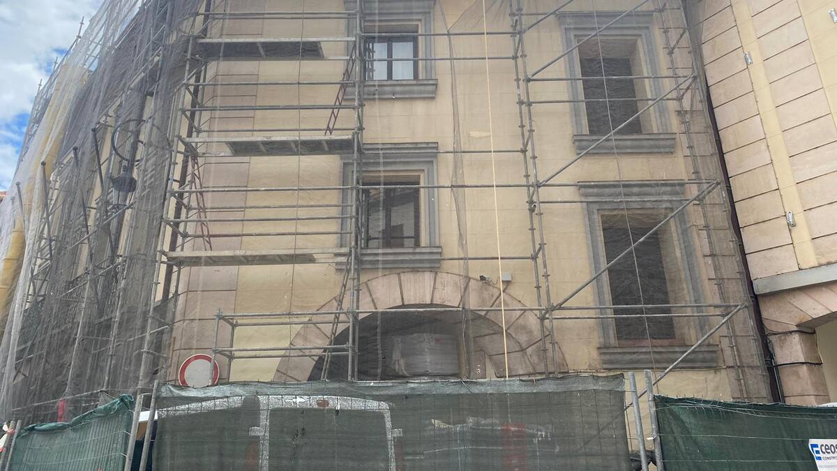 Vence un falso techo del Ayuntamiento y cae un trabajador al despacho de la planta inferior