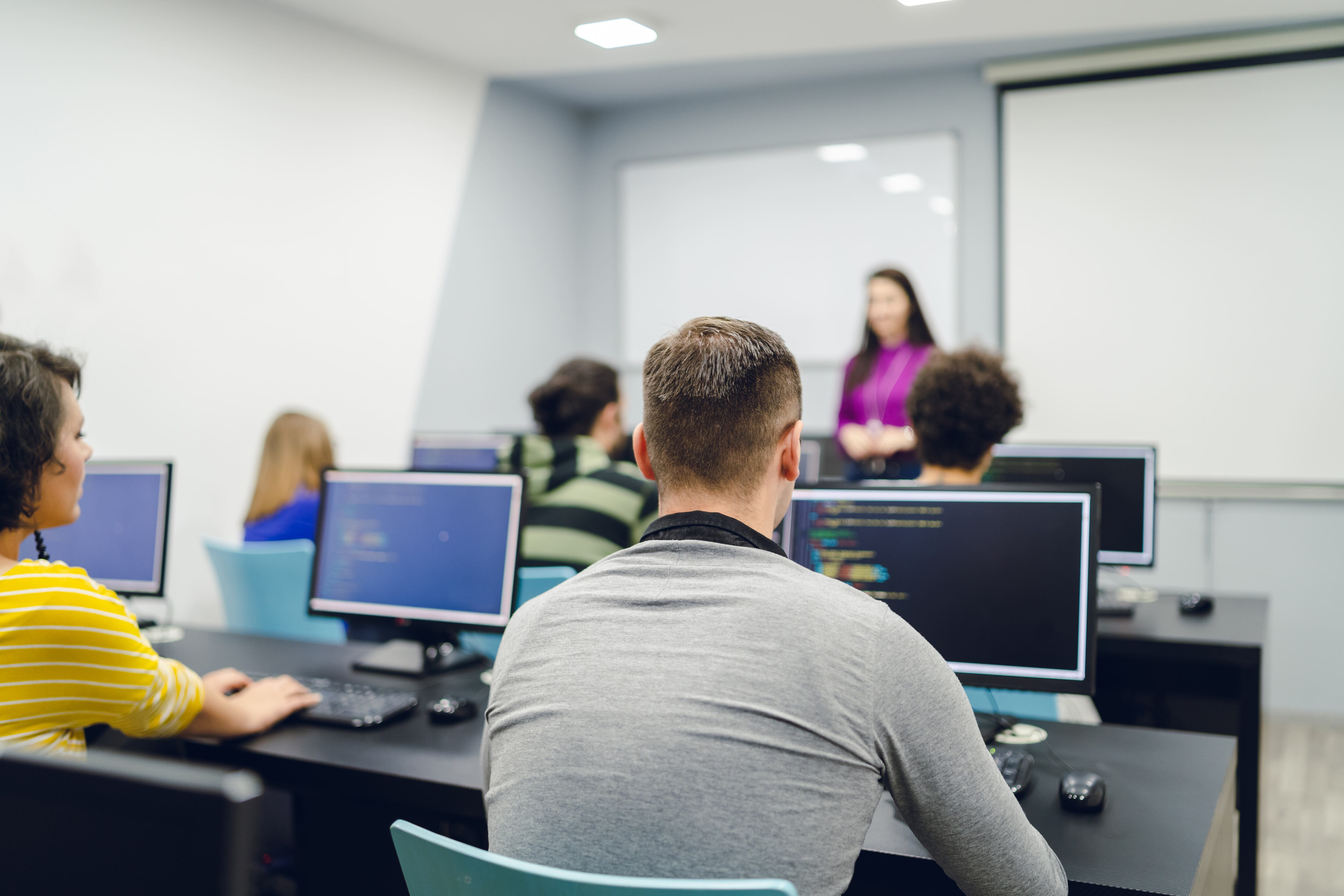 La Consejería de Educación se ha comprometido a garantizar que los materiales editados por el Servicio de Publicaciones de la CARM integren la perspectiva de género