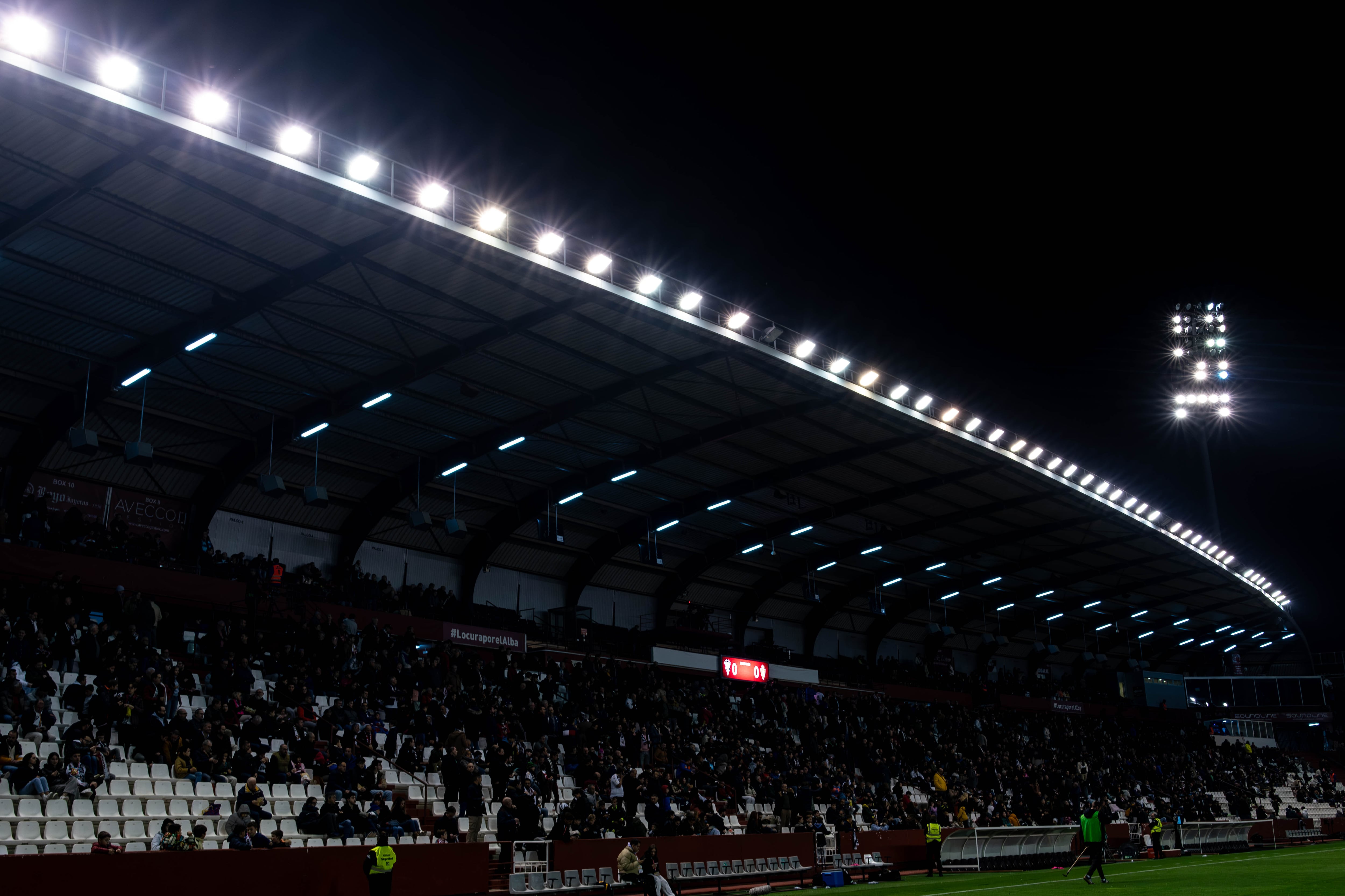 Iluminación en el estadio Carlos Belmonte